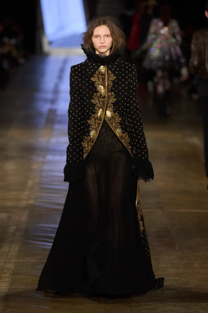 00049-alexander-mcqueen-fall-2025-ready-to-wear-credit-gorunway-678x1017-1